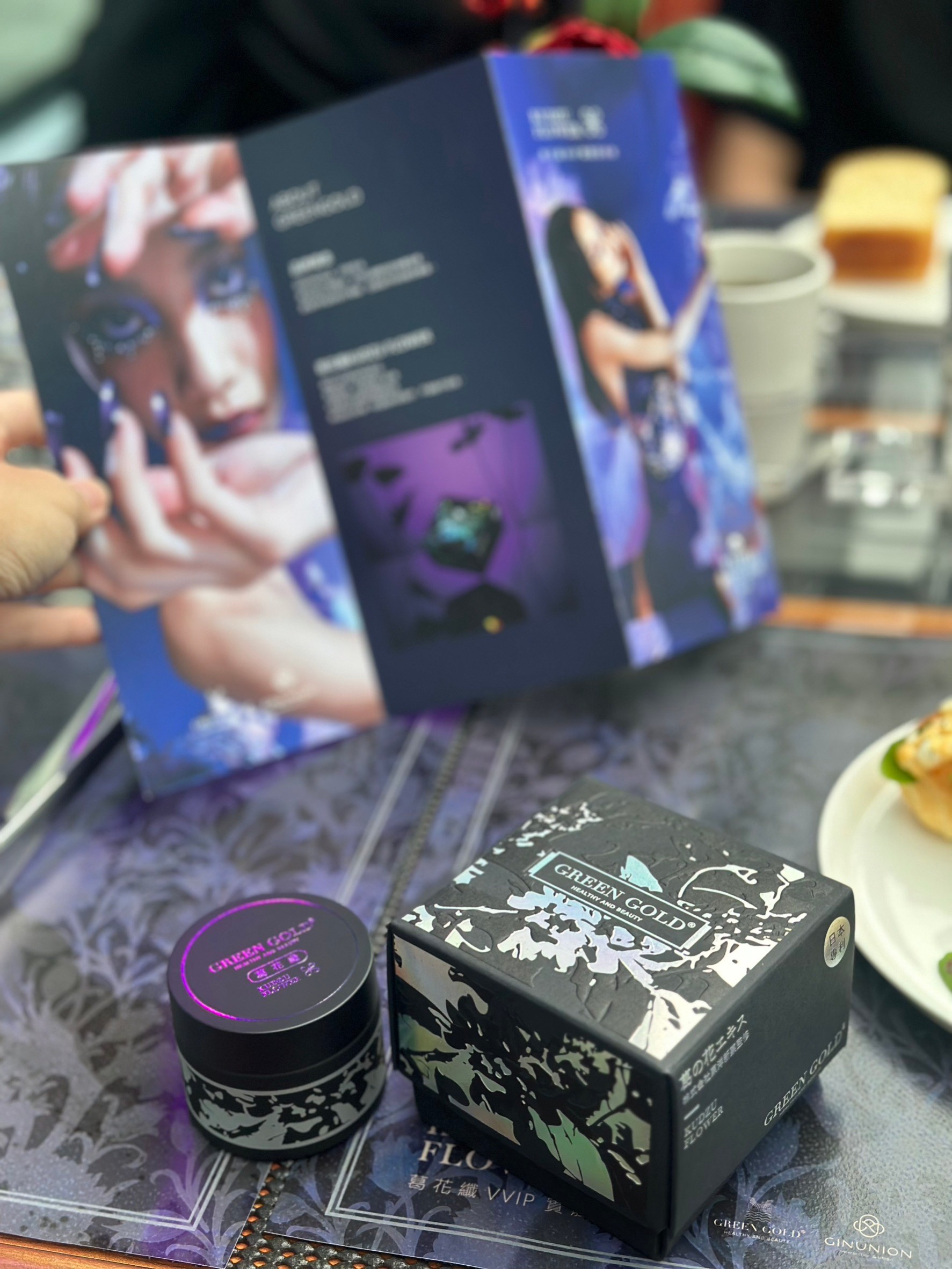 葛花為什麼價差這麼大,為什麼日本吃葛花就能不胖,懶人抑制肥胖 野葛的花 Pueraria thomsonii 與根 Pueraria lobata可幫助退燒、解酒、止血,還可以緩解眼睛痠痛、口乾、高血壓所導致的頭痛、和肩頸僵硬等問題。現代醫學研究也發現『葛根』竟可輔助治療糖尿病以及治癒有酗酒問題的患者。但近幾年來『葛花』的保健功效才開始備受矚目,因研究發現它獨有的葛花異黃酮『鳶尾黃酮』有著非常特殊驚人的減脂作用!